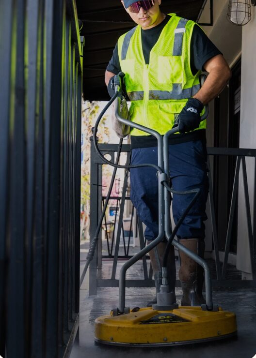 Servicemedarbejder arbejder i en opgang